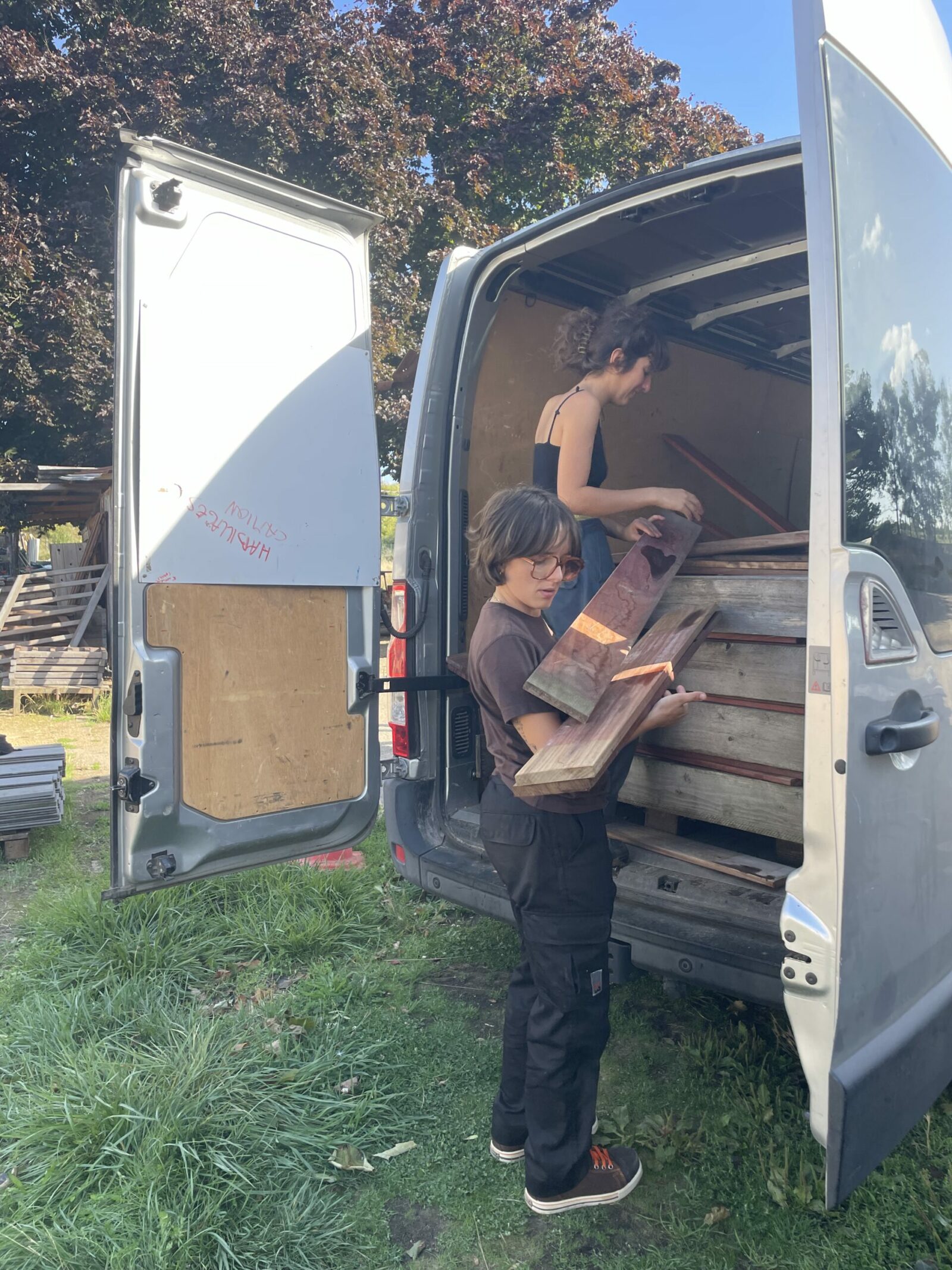 des bénévoles déchargent un camion