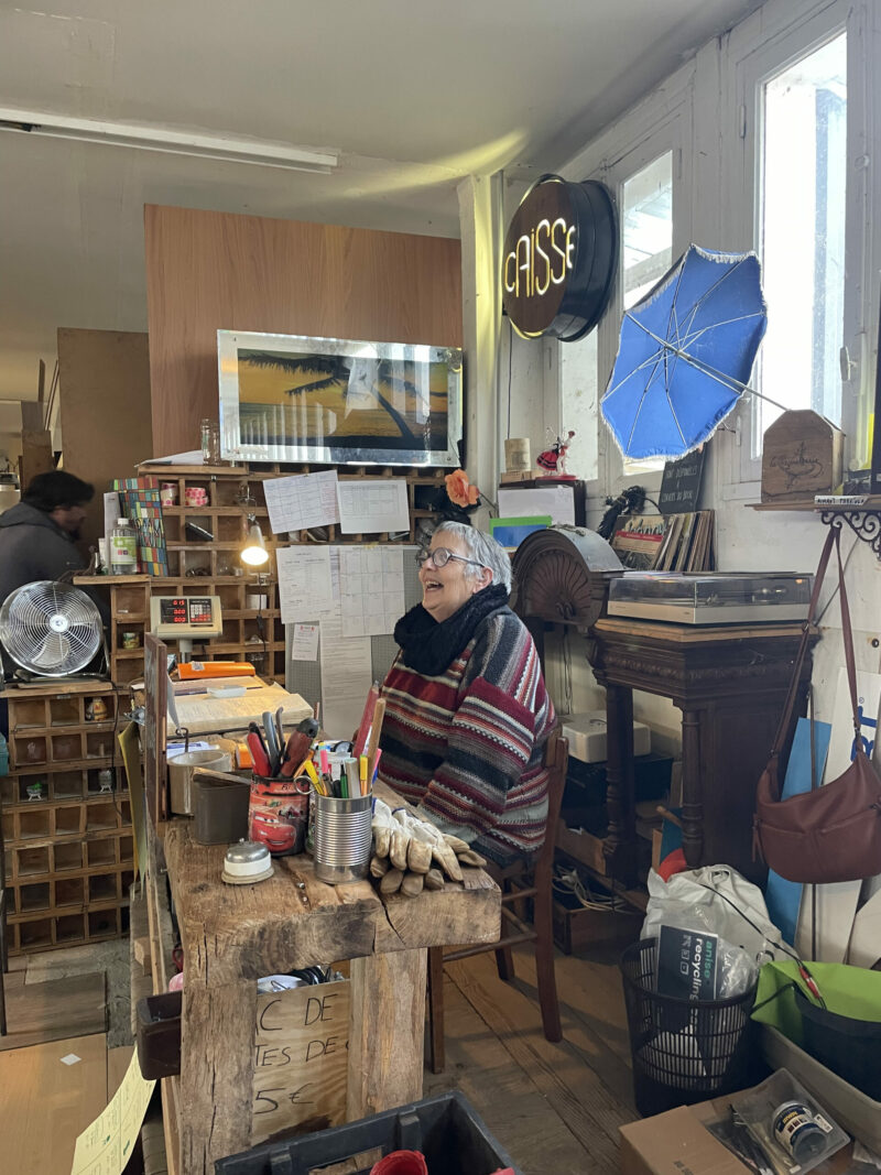 une bénévole à la caisse de la matériauthèque de la Regratterie