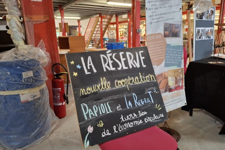 panneau 'La Réserve nouvelle coopération Papiole et La Regratterie, tiers-lieu de l'économie circulaire"