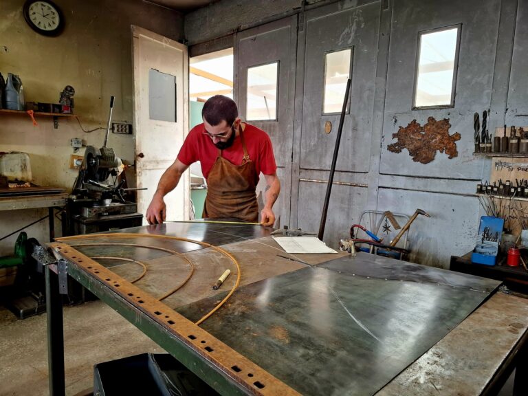 Un des salariés de la Regratterie est en train de réaliser un chantier dans l'atelier métal