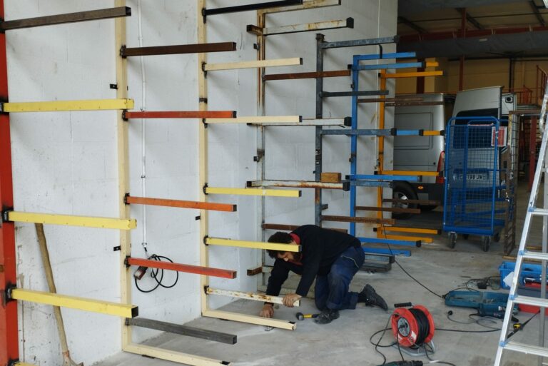 Installation des racks métal à La Réserve