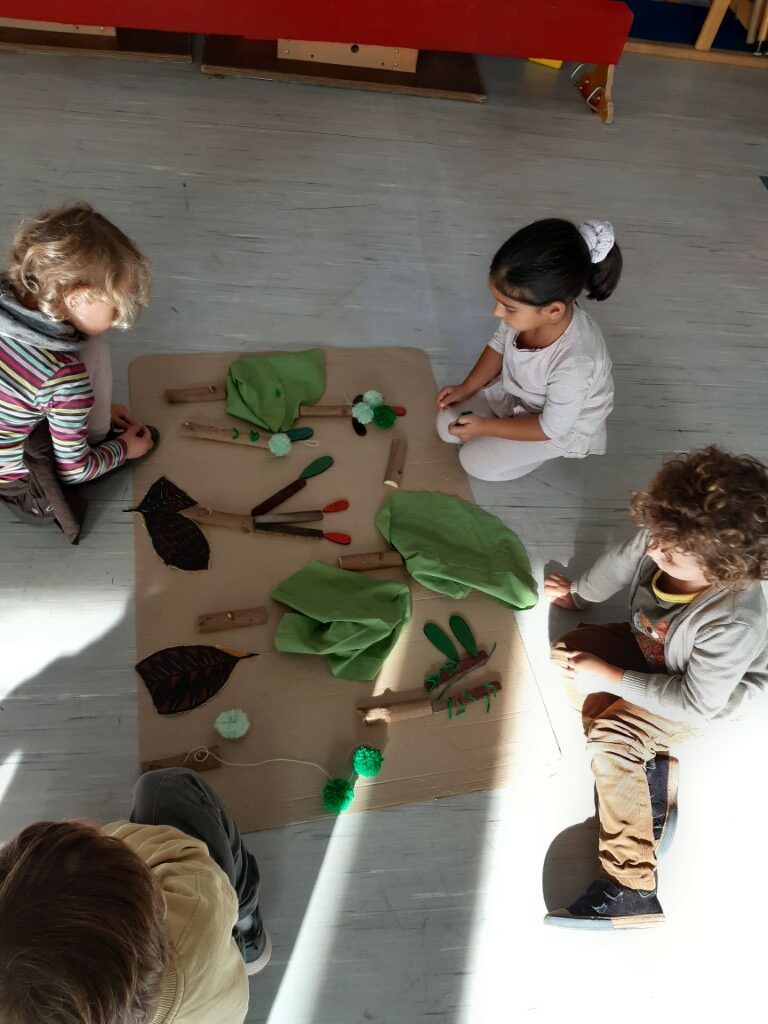 des enfants font un atelier "Eveil à la nature"