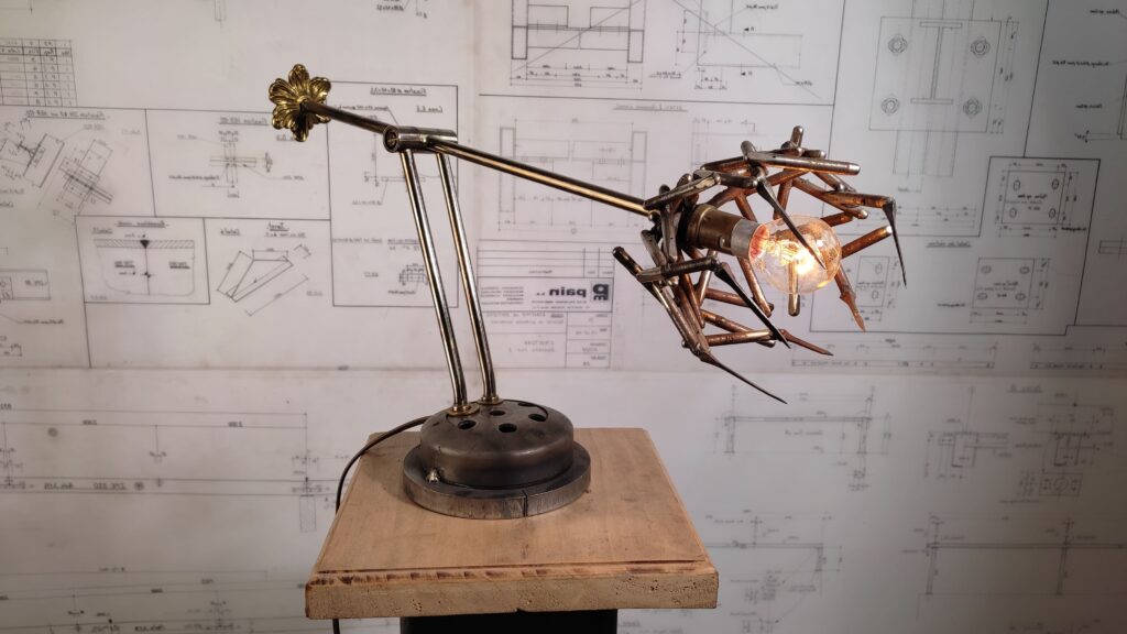 Lampe de bureau en métal avec inclinaison réglable et abajour en griffes de métal