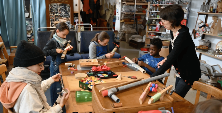 Des enfants participent à un atelier "Lutherie sauvage" à La Regratterie