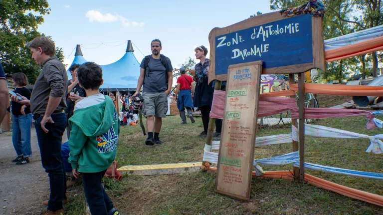 l'entrée de la "zone d'autonomie daronale", zone dédiée aux enfants lors du festival de la Regratterie