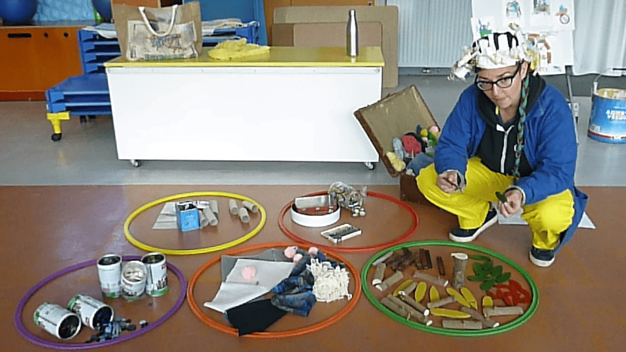 Lors d'une visite interactive, l'intervenante montre aux enfants les différents matériaux