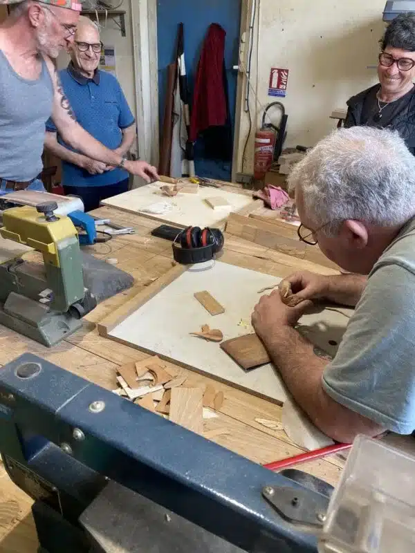 des personnes font un atelier de transmission de savoir-faire