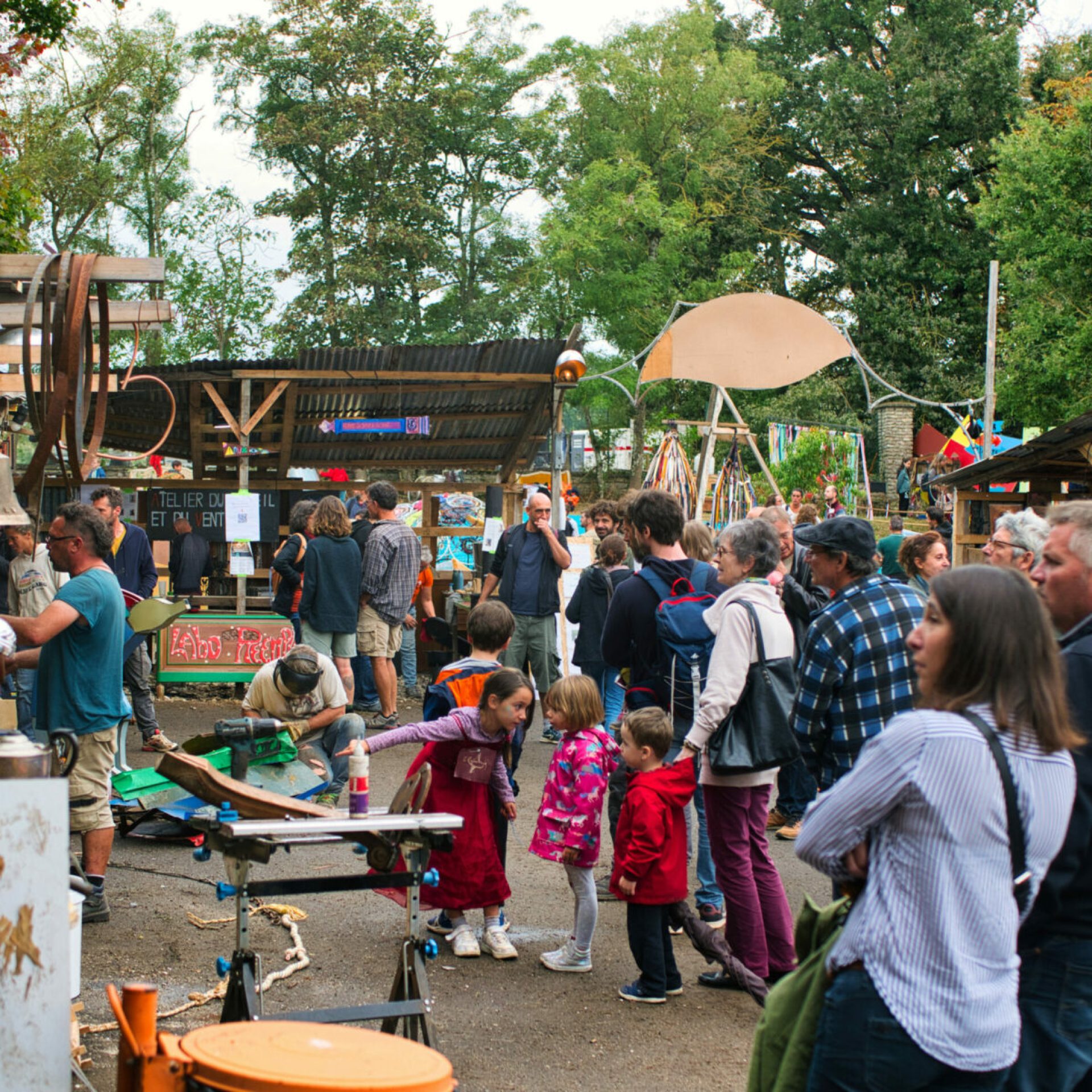 des visiteurs déambulent au festival de la Regratterie